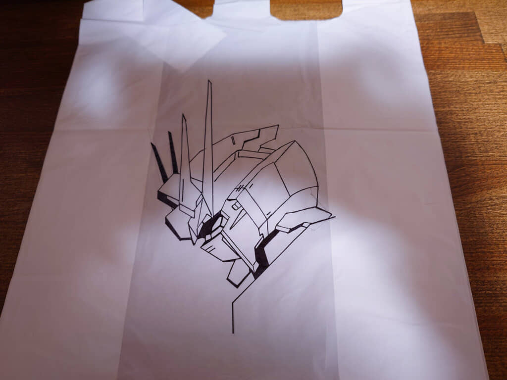 使い捨ての袋には惜しすぎるイラスト……！