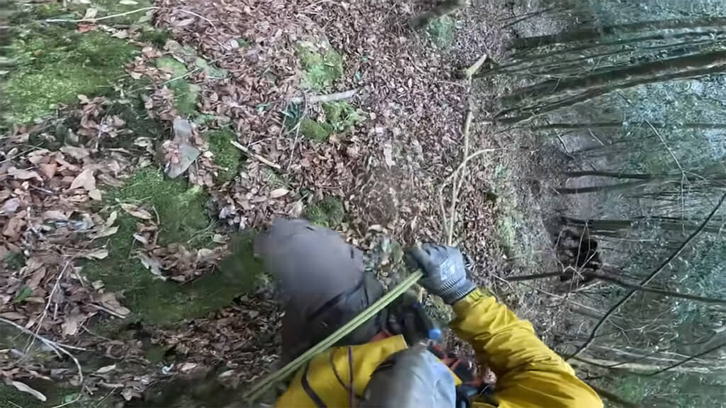 崖を降りる場面から始まります