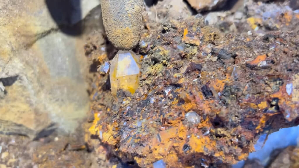 大きな水晶が見えるクラスターを採取できました