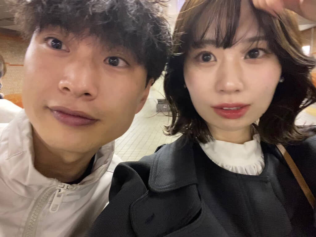 付き合い始めた日はまだぎこちない笑顔ですが……