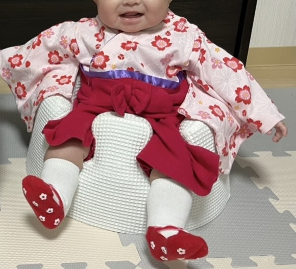 バンボのベビーソファに座っている赤ちゃん