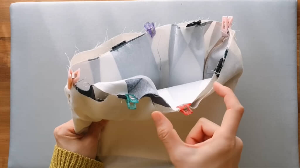 裏布と表布を重ね、ぐるっと縫います