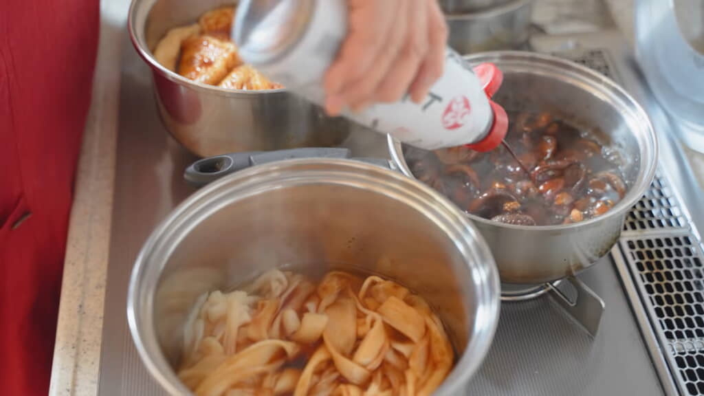 油揚げ、かんぴょう、シイタケを煮る