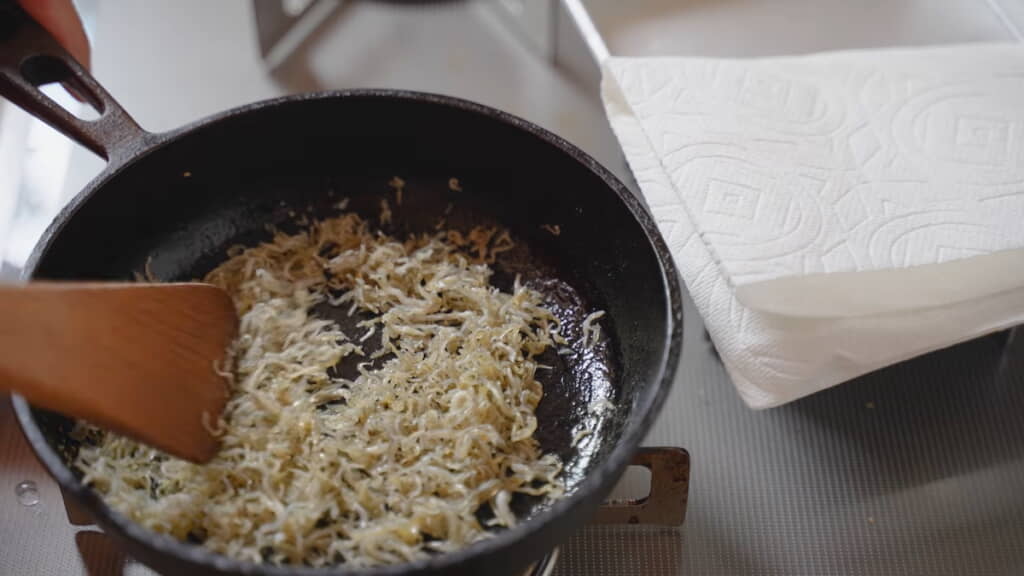 ちりめんじゃこをオリーブオイルで炒める