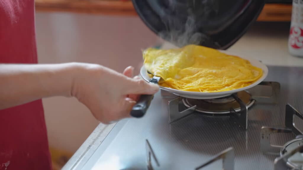 何枚もの薄焼き卵を作り……