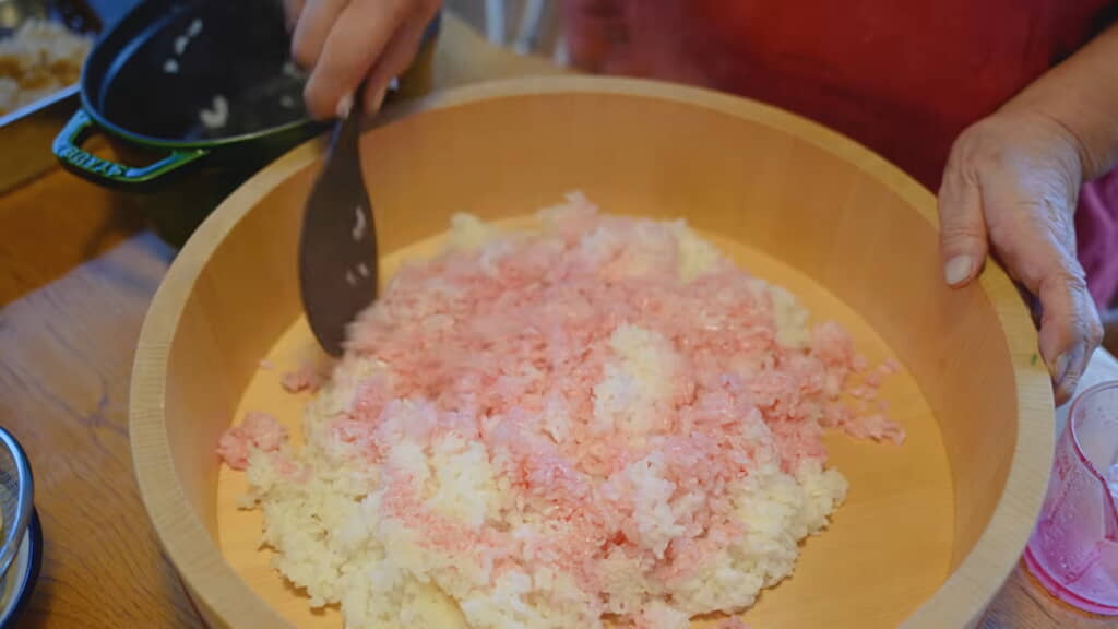 自家製梅酢で酢飯を作る