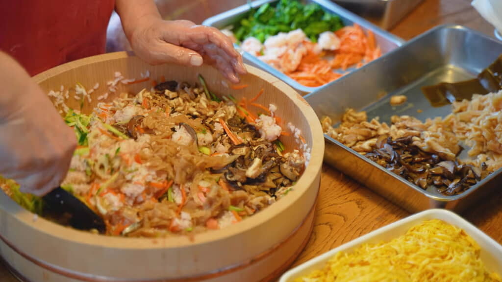 具材を加えて混ぜていく