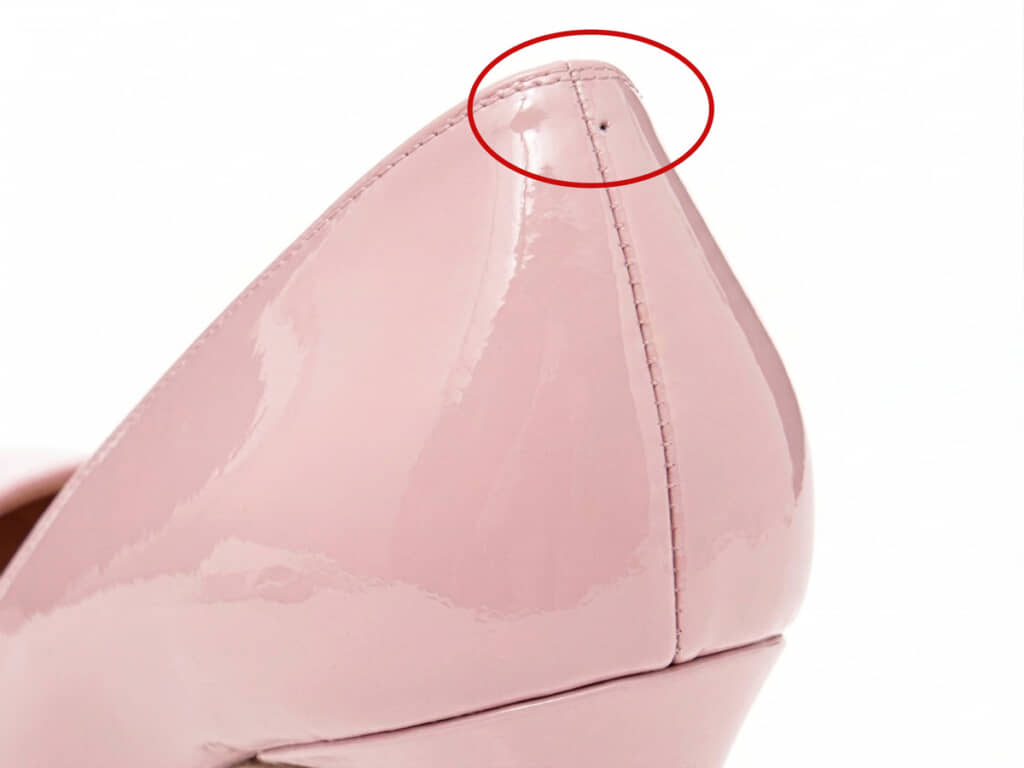 黒い革靴ならまだしも、色が明るいと目立って気になる穴。その正体は……