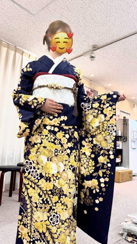 娘さんが振袖を試着した姿