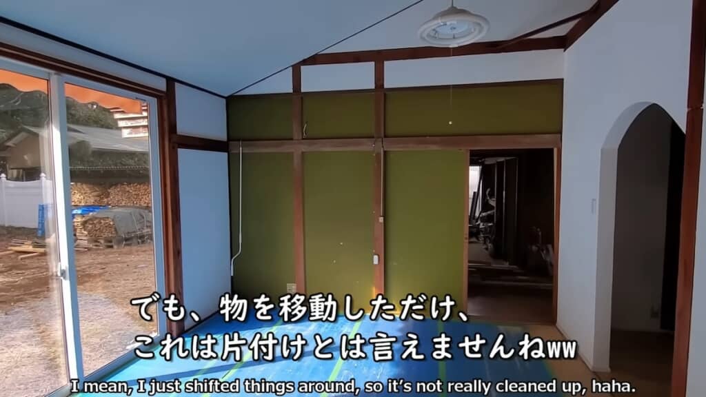 物をどかして作業開始。ちなみにこの壁以外はすでにリノベーション済みのようです