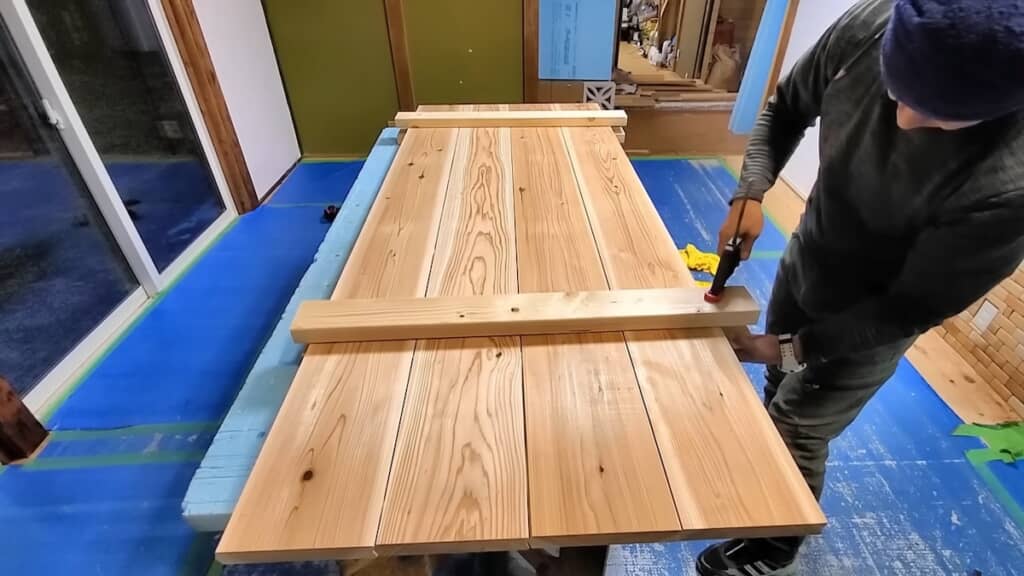 向きに気を付けて板を貼り合わせ、しっかり水平に