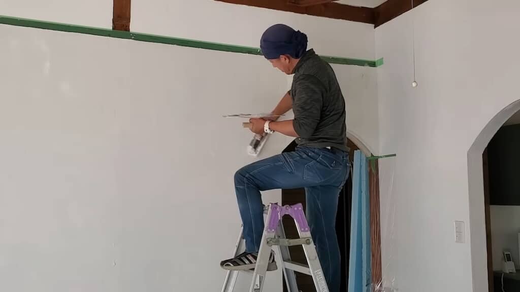 壁全体にムラなく漆喰を塗って……