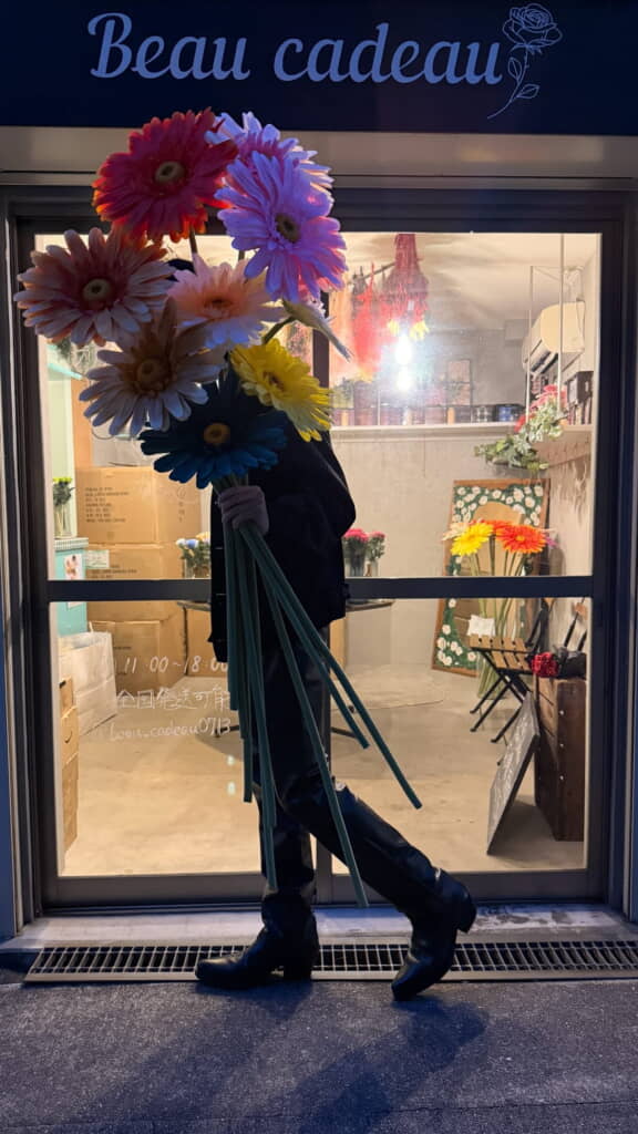 こんな花束を持っている人を見かけたら驚きますね