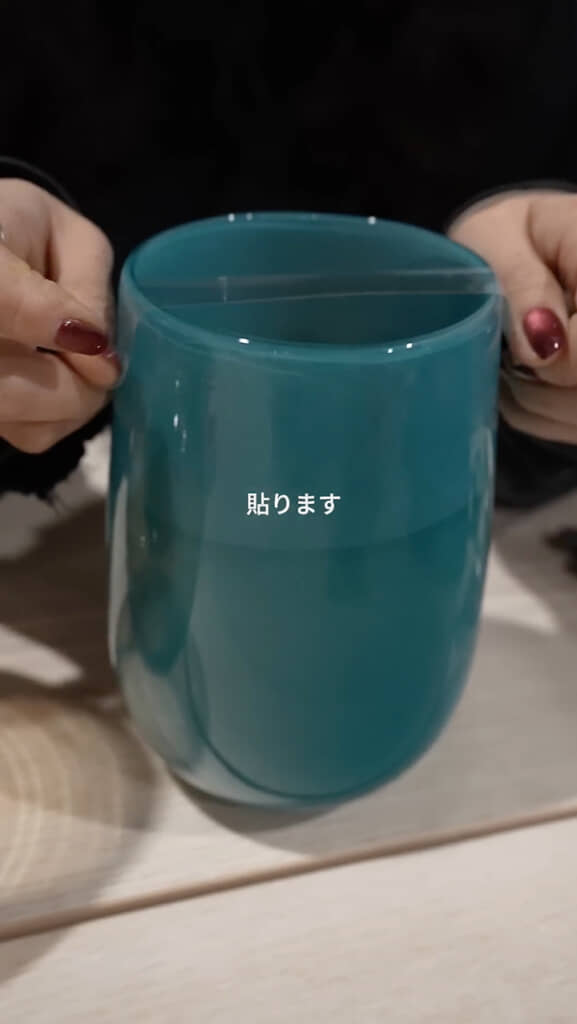 花瓶にセロテープを貼る様子