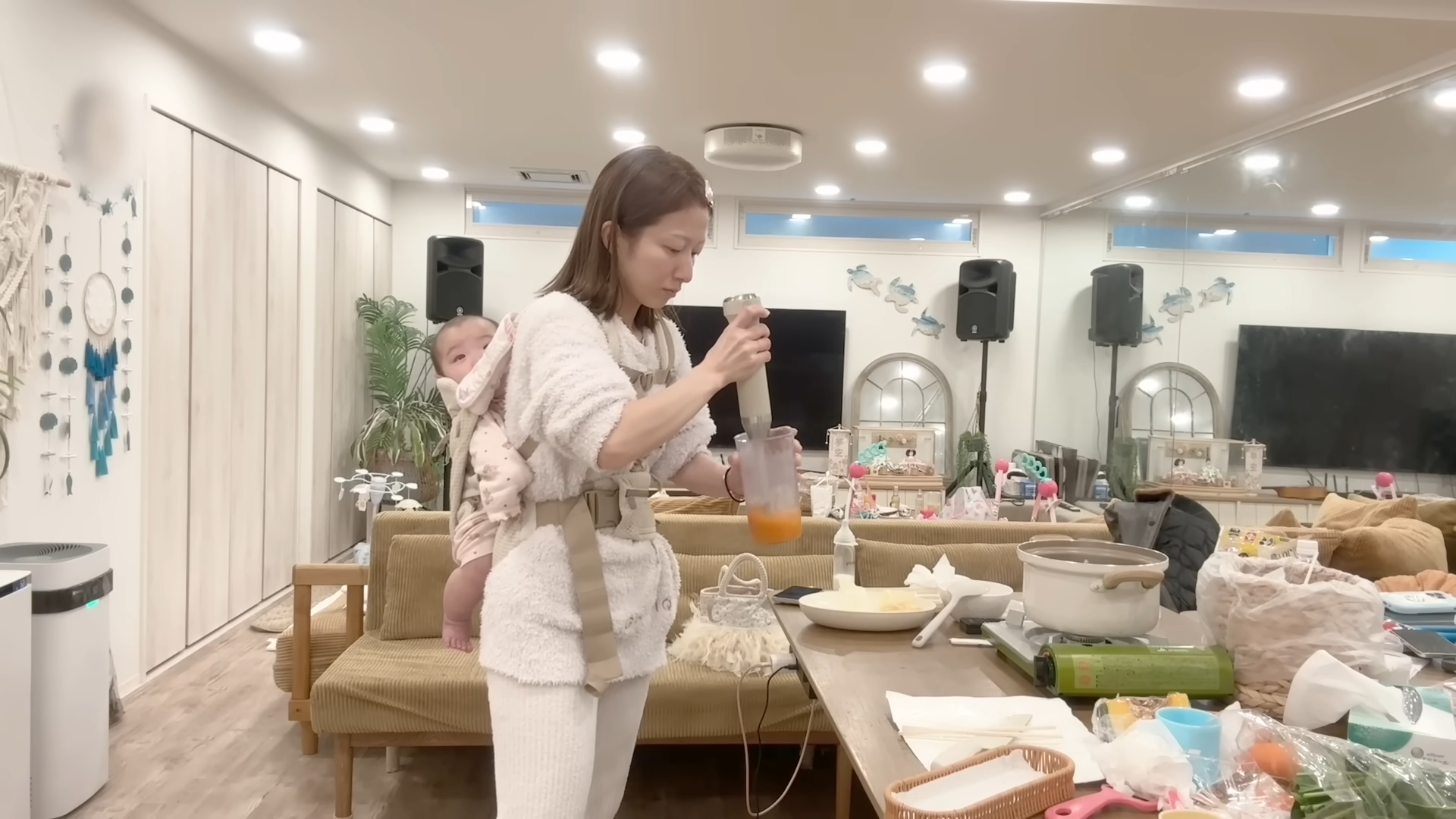 調理をする辻さん（画像はYouTubeから）