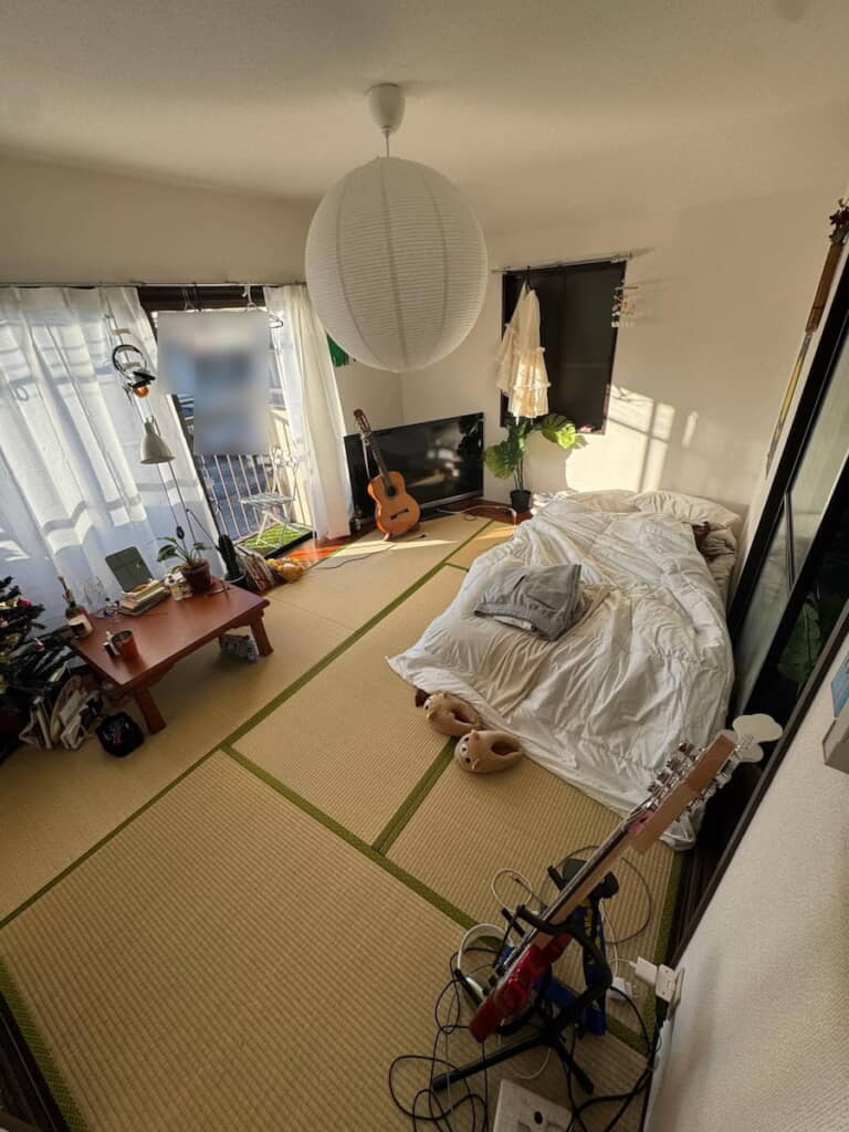 小物が床に直置きなのに不思議と散らかった感じがしない