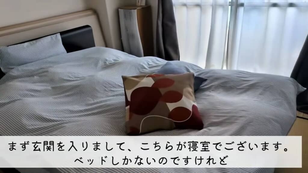 ベッドと襖が置いてある寝室