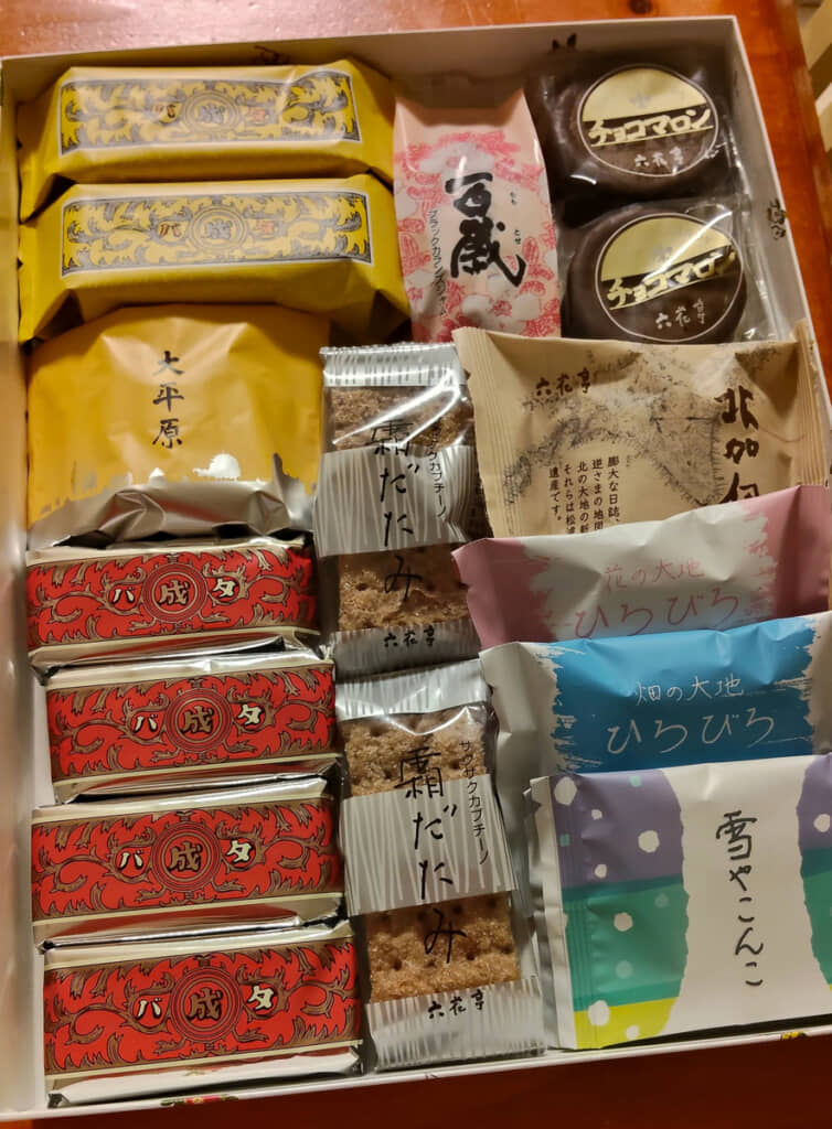 北海道物産展でもおなじみのマルセイバターサンドをはじめ、六花亭の人気商品が集結
