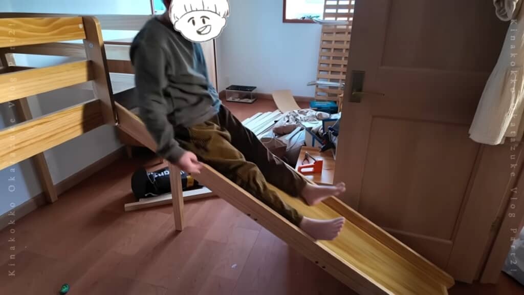 うれしそうにすべる子どもたち