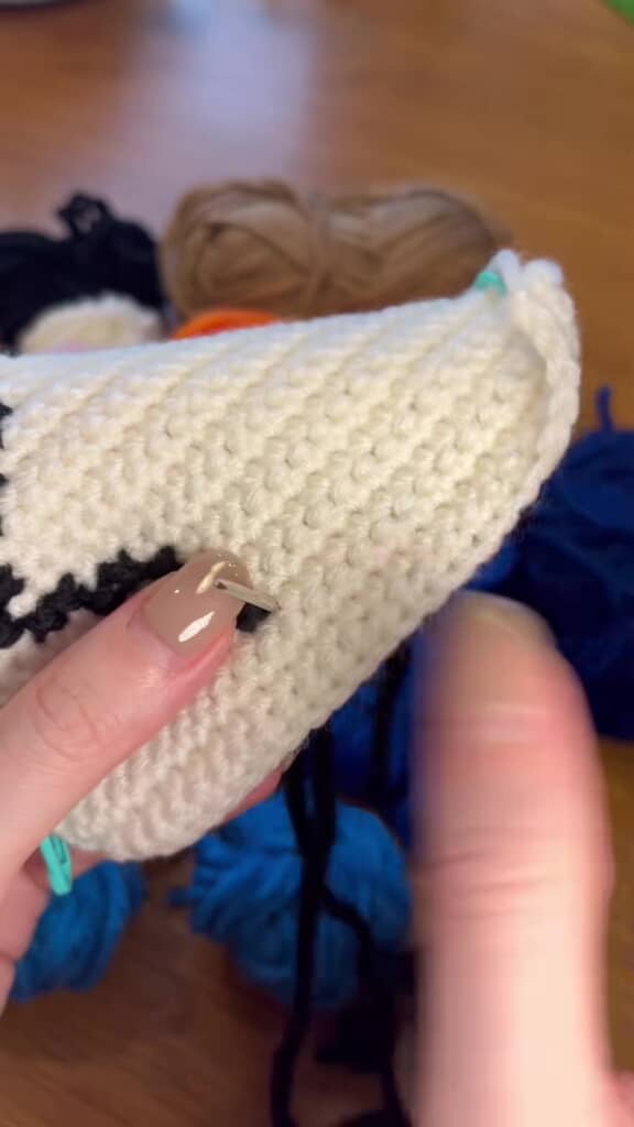 編み地にとじ針を刺しているところ