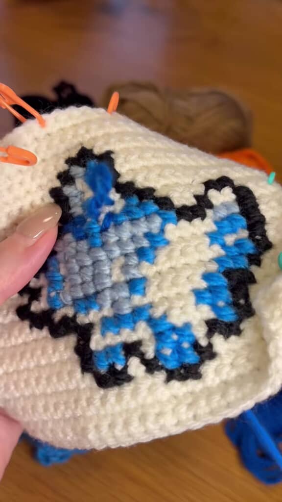 青で刺しゅうしたところ