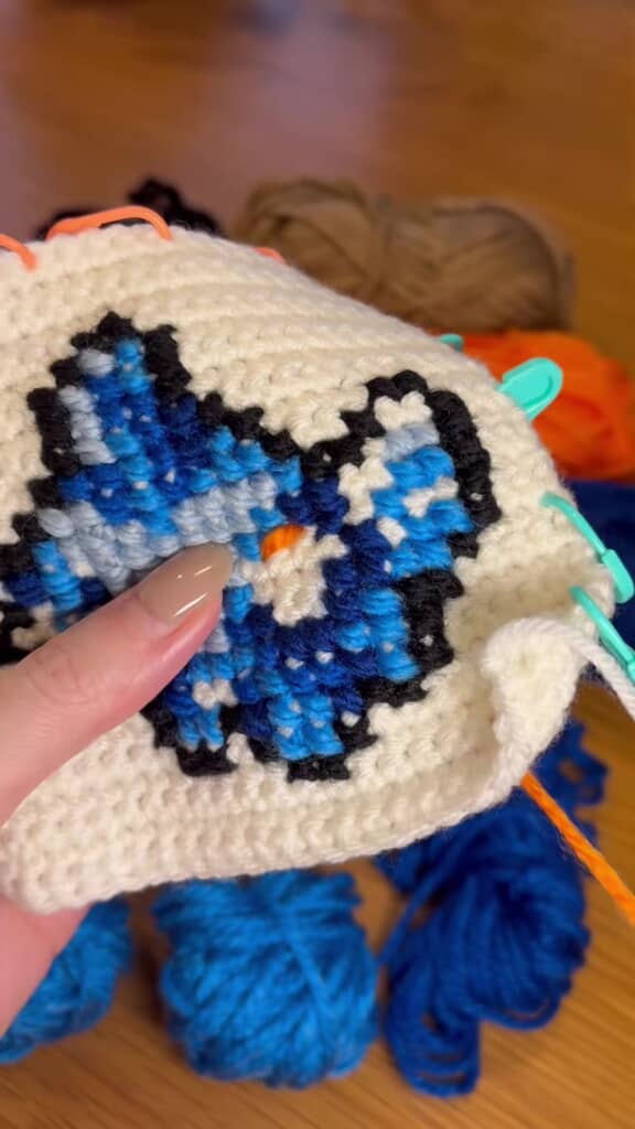 オレンジで刺しゅうしているところ