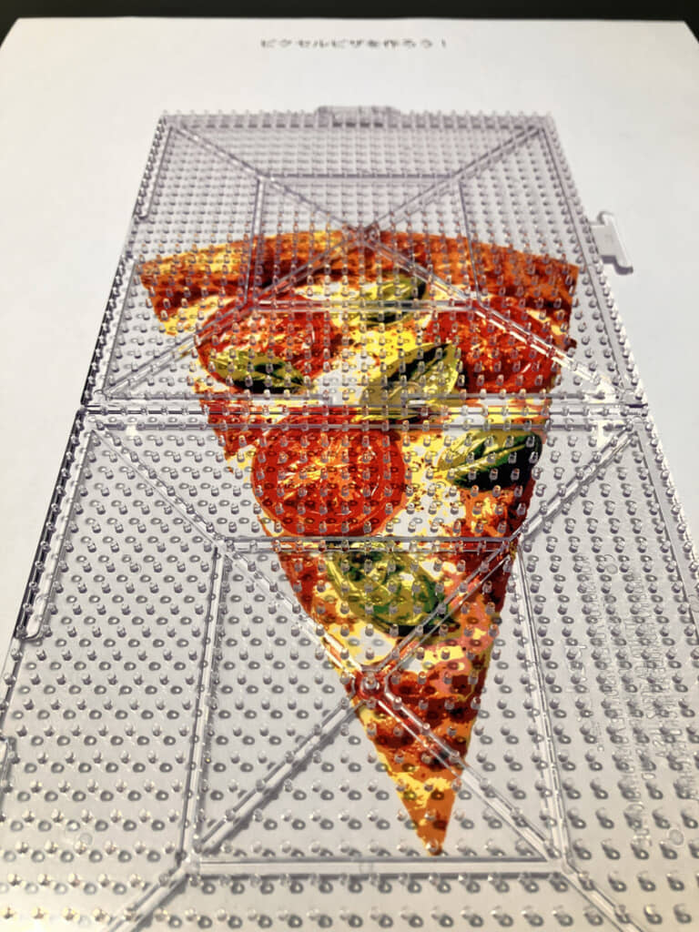 ビーズを並べるプレートの下に見本のイラストを敷く