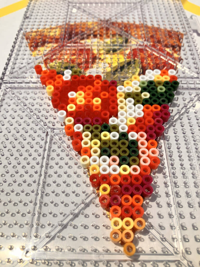 イラストをガイドに、似た色のビーズを置いていく