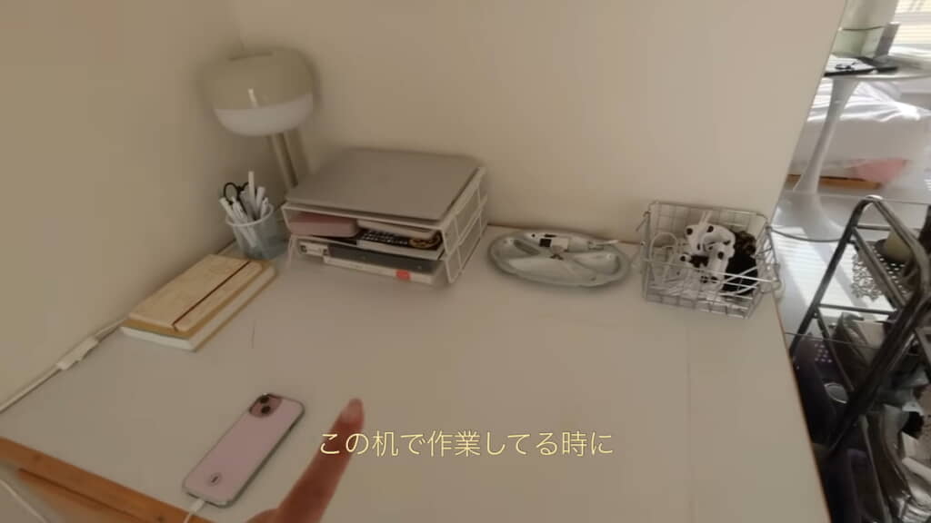 スッキリとした机。ヘアクリップ、シュシュ、USBケーブルはワイヤーバスケットへ
