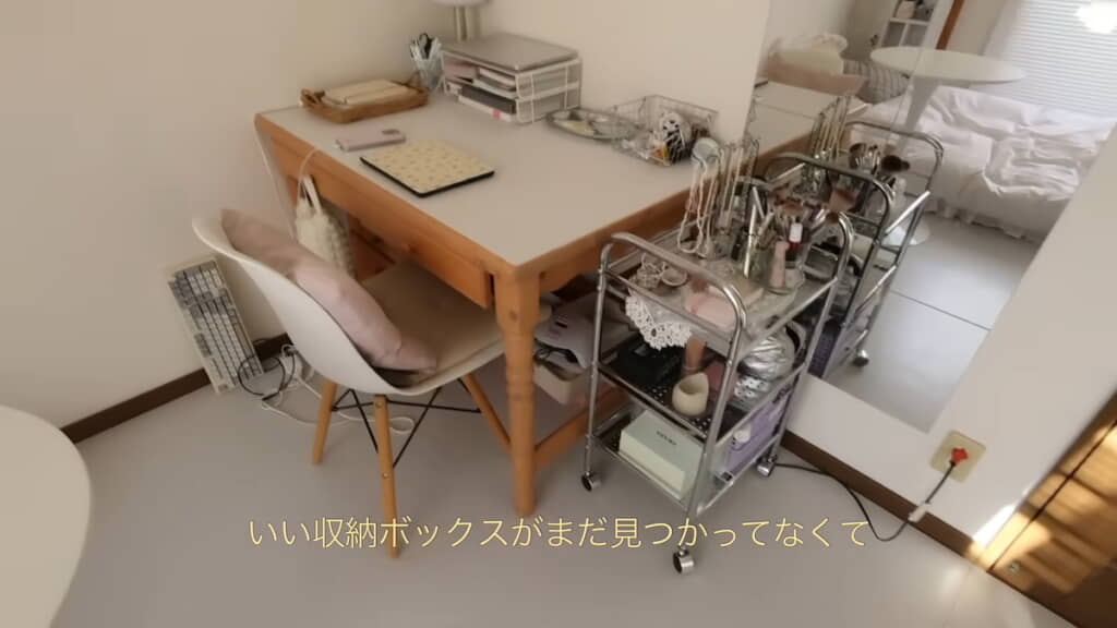 机の横にワゴンを置いた