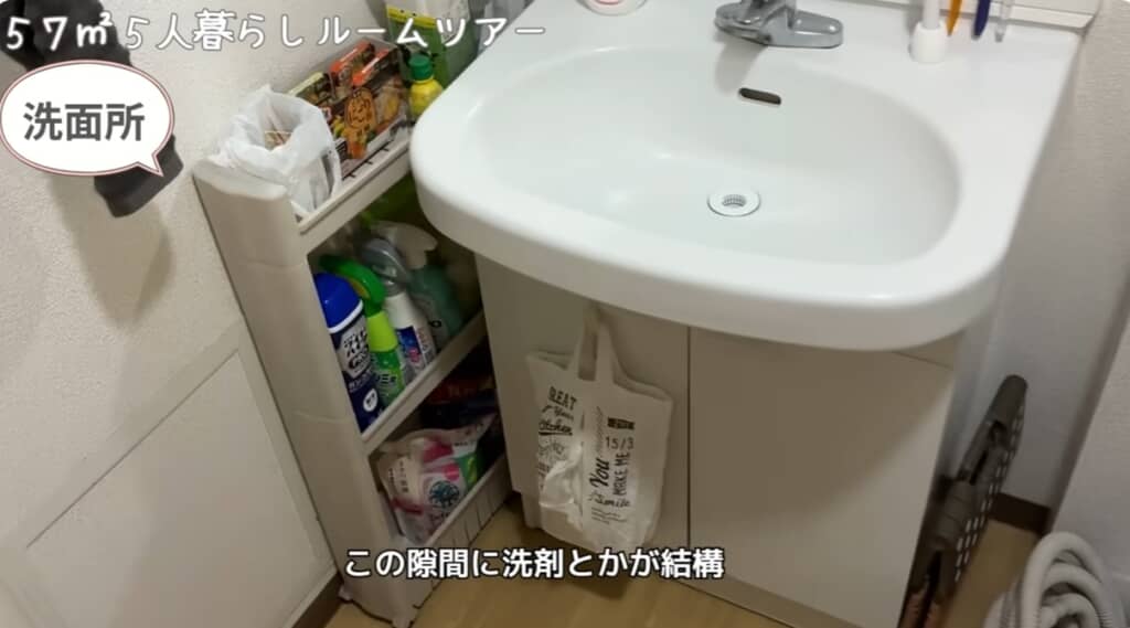 隙間にはキャスター付きのラックを置きシャンプーなどを置きます