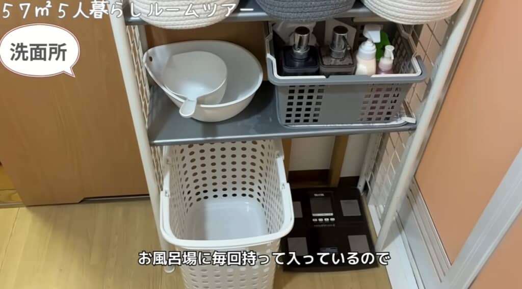 壁面収納にシャンプーや桶なども収納