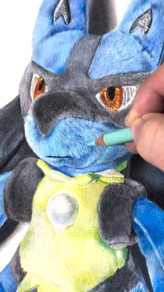 ぬいぐるみを色鉛筆で塗ってる?
