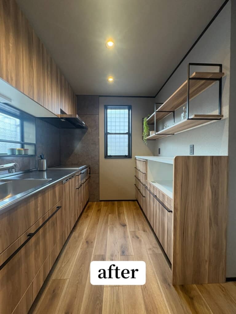 背面収納をはじめ各部の素材は木目調の物に変えたキッチン