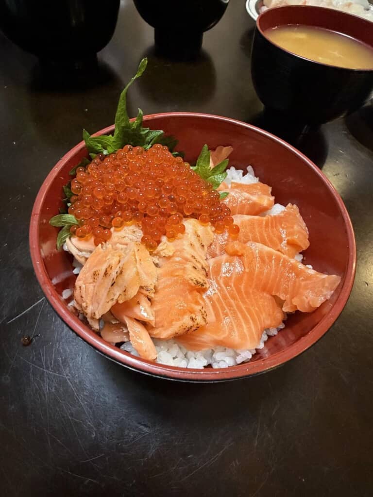 サーモンの身とイクラを組み合わせた親子丼