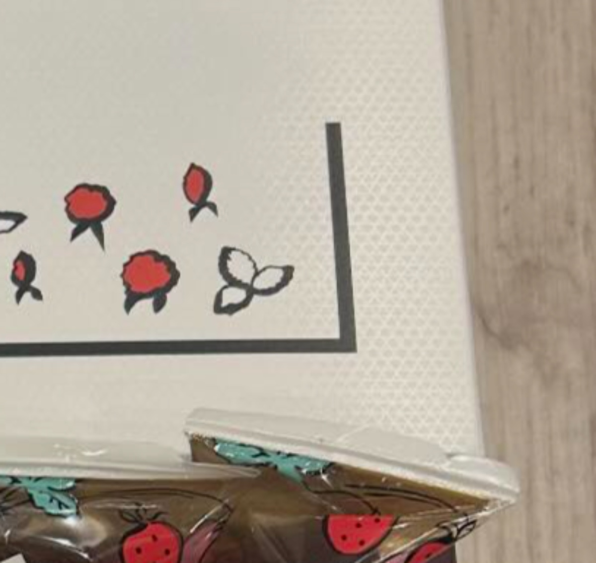 「人気らしいですが」お土産でもらったお菓子の箱→開けてみると……　まさかの中身に「めっちゃ並ぶやつ！」「1番大好き」（1/3） | ライフスタイル ねとらぼ