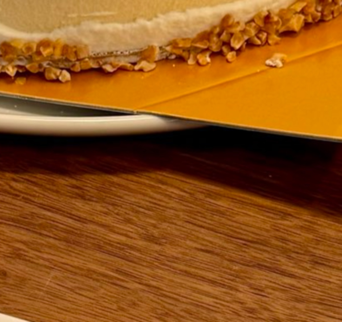 結婚記念日にケーキを注文→夫「間違えてしまいました」 届いて気付いた衝撃の光景に「ご機嫌だ……」「間違って正解」(1/3) | ライフスタイル ねとらぼ