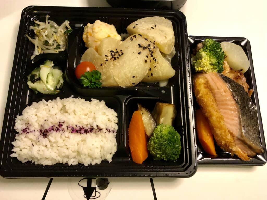 鮭フライと野菜、ご飯と煮物の弁当