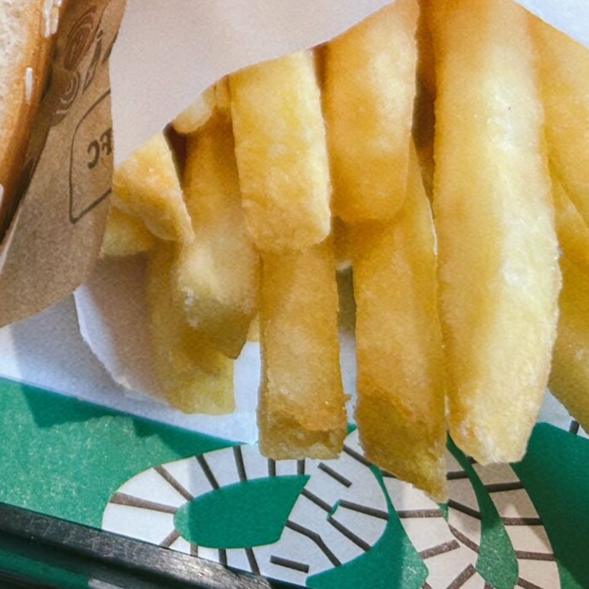 バーガーキングで店員に勧められるまま注文すると……　目からウロコの光景に「知らなかった」「マストです！」「一度知ると戻れない」（1/3） | グルメ ねとらぼ