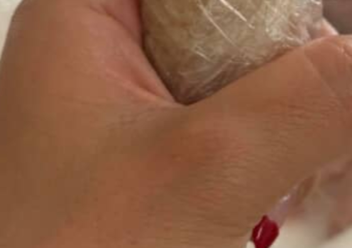 2児のママ「すごいこと思いついた」→おにぎりの驚きの持ち方に「天才」「我が家もこれしてます！」（1/3） | ライフスタイル ねとらぼ