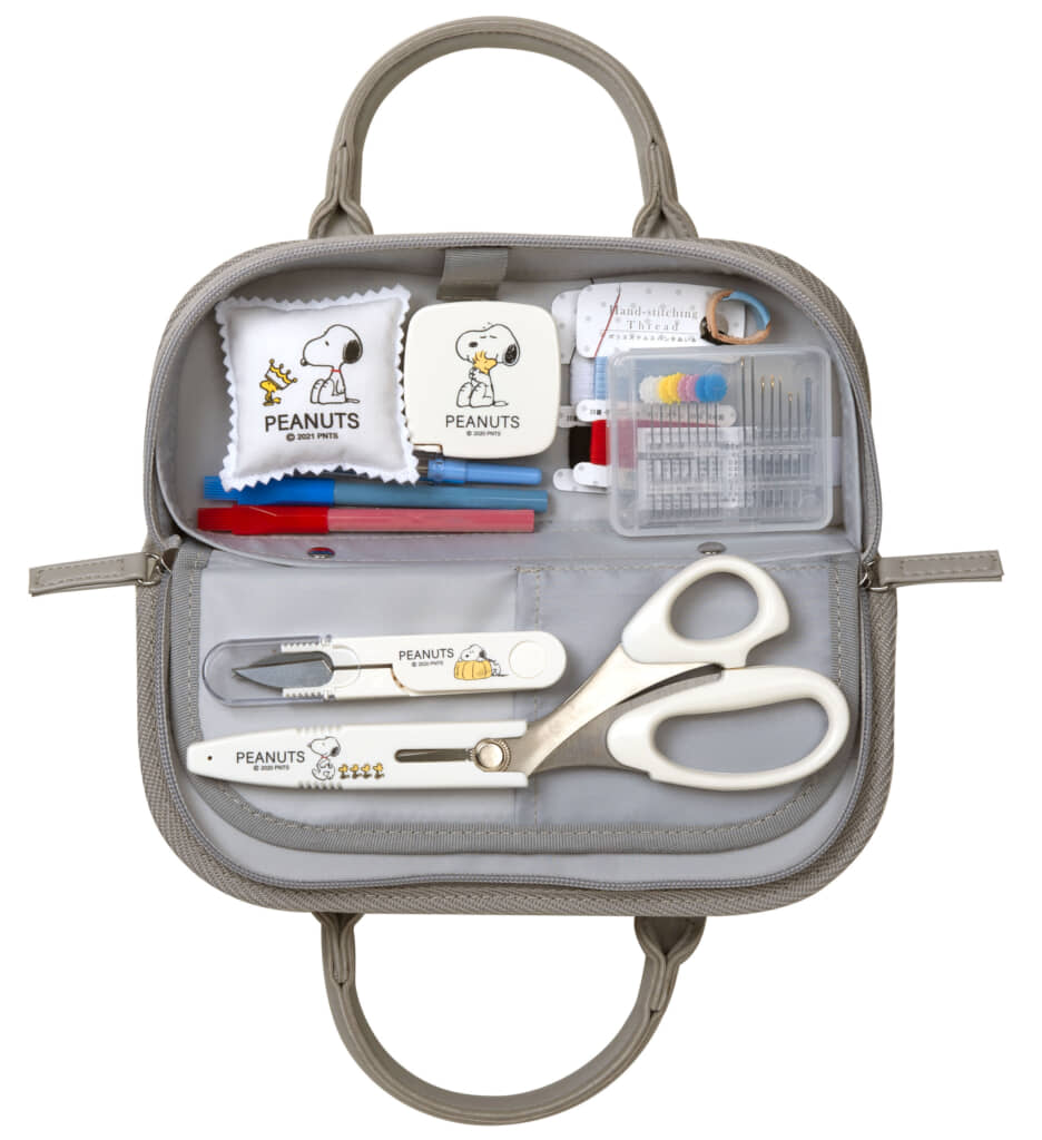 大きな芯入りのマチ付きなので収納力がある