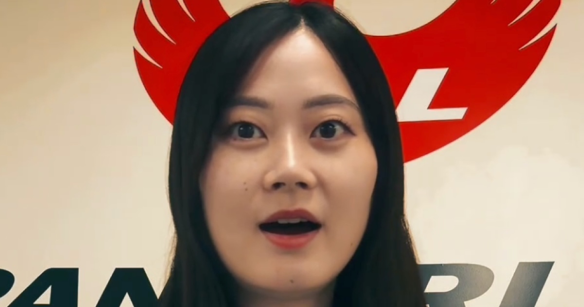 JALの「地上職の女性」、“まさかの私服姿”を大公開→着替えると……「ほーんまにさいこう」　予想外の大変身に「わたしもこうなりたかった」（1/2） | 乗り物 ねとらぼ