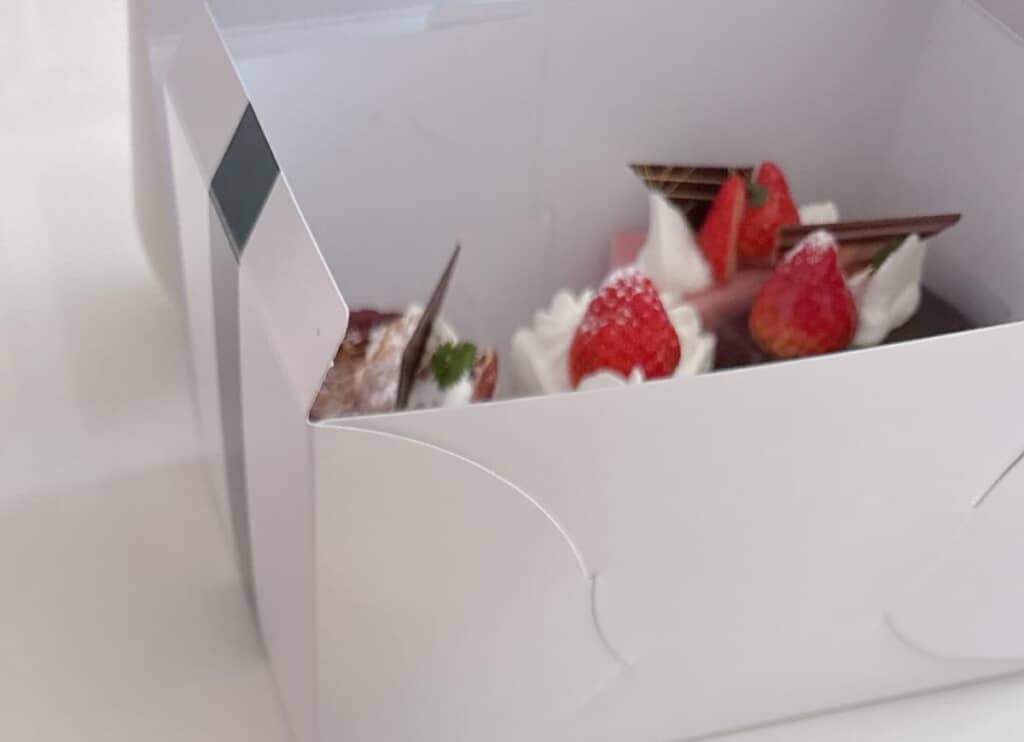 家族の分と買ったケーキたち