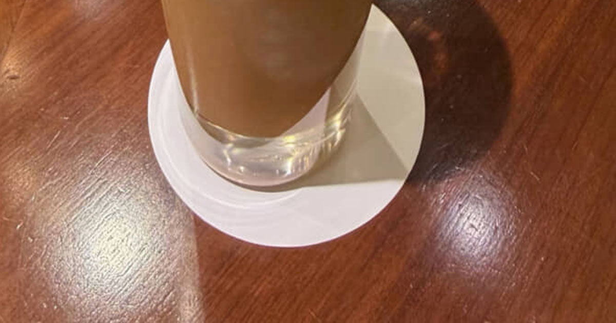 カフェでロイヤルミルクティーを注文→グラスの中を見ると……「全部これになってほしい」 驚きの中身が1500万表示「神!!」「この発想はなかった」(1/2) | グルメ ねとらぼ