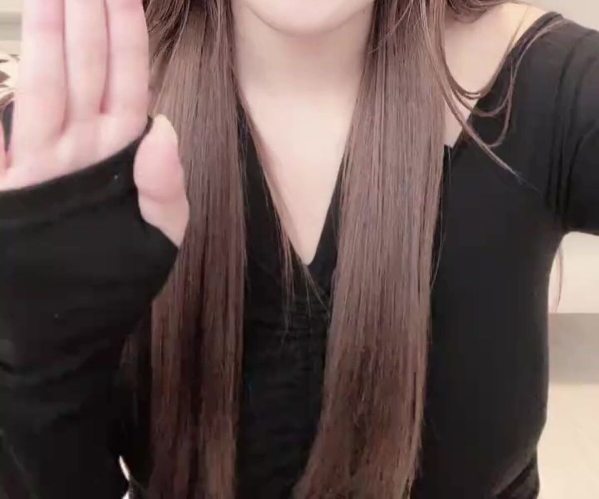 「松坂桃李に似てるって2億回くらい言われる」女性→嘘かと思いきや…… まさかの姿に「やばい」「妹って言われても全然信じる」 | ライフスタイル ねとらぼ