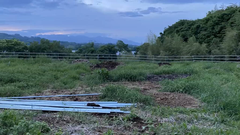 何もなかった土地に牧柵を作っている様子