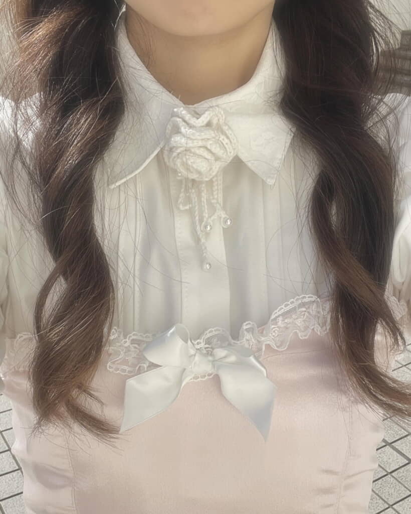 首元にもバラのチョーカー