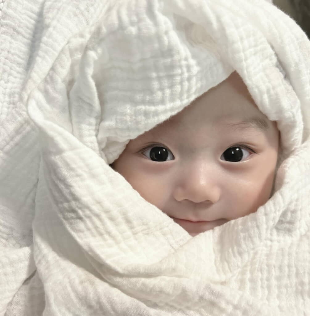 白い布に包まれた赤ちゃん