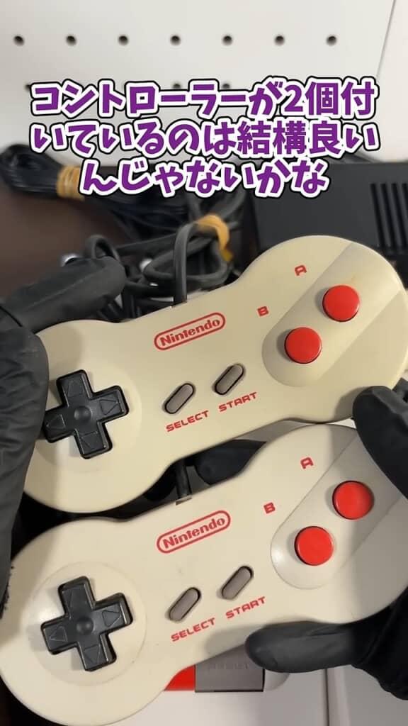 付属品もあり。ちなみに、ニューファミコンではIIコンのマイク機能が廃止されています（セレクトボタンや下＋Aで代替できる）