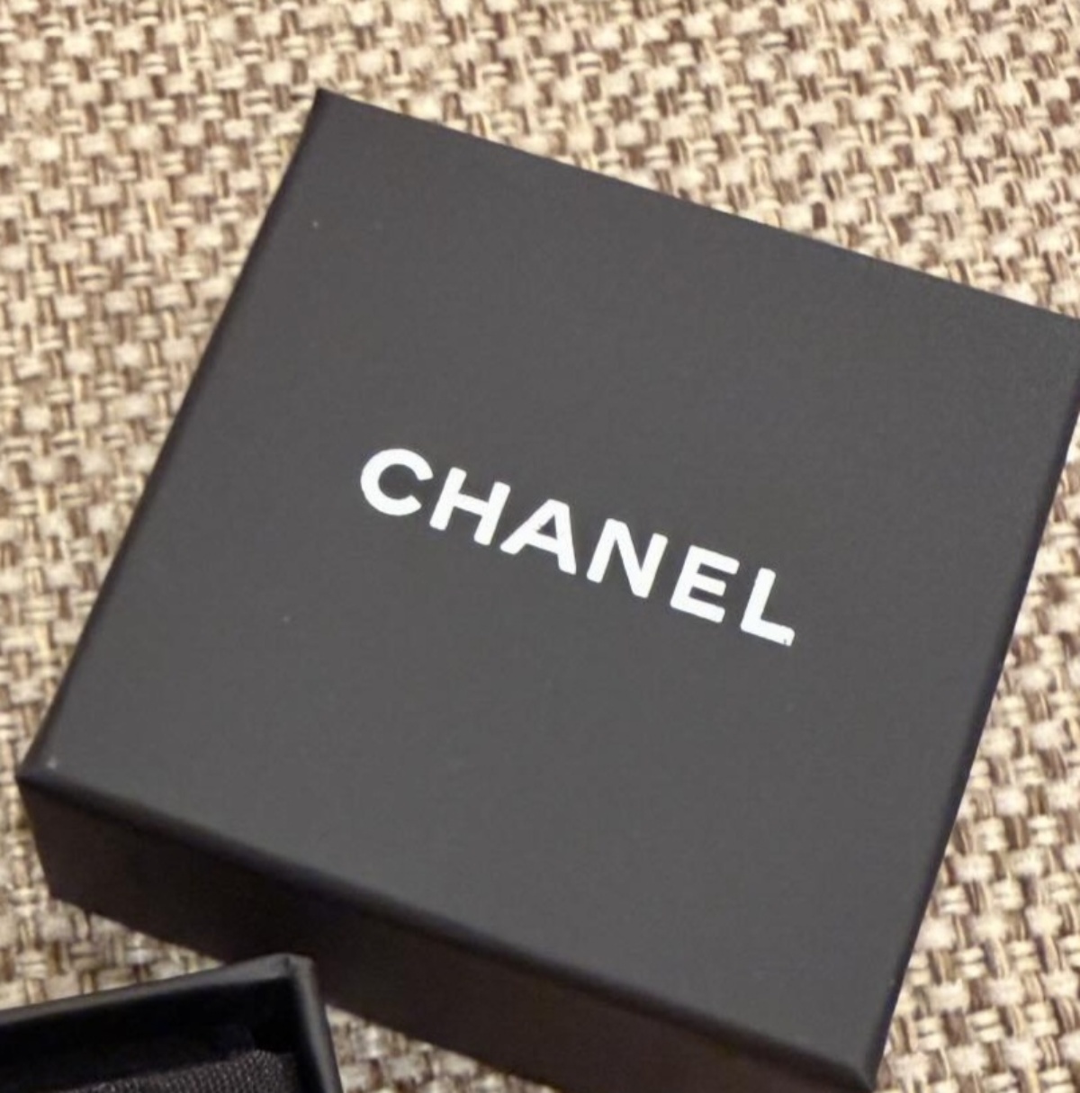 夫が買ってきた“シャネル”→箱を開けたら…… 驚きの中身に「え、何コレ!?」「最高じゃないか」「こんなのあるんですね」(1/3) | 女性 ねとらぼ